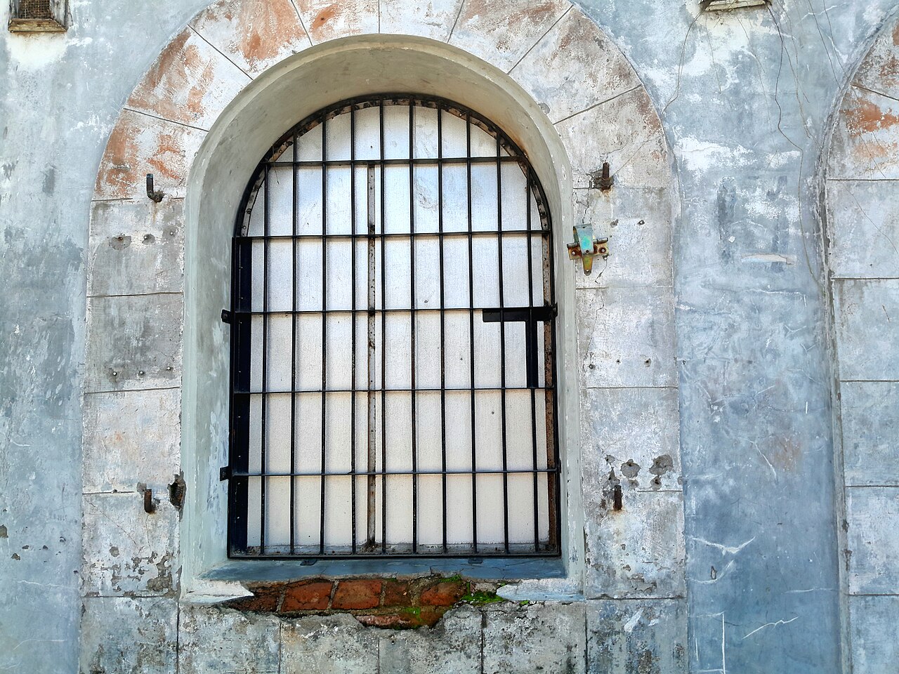 Illustrative image: Barred window in Padang, Indonesia; illustrative file photo, not the detention facility described in this story.
